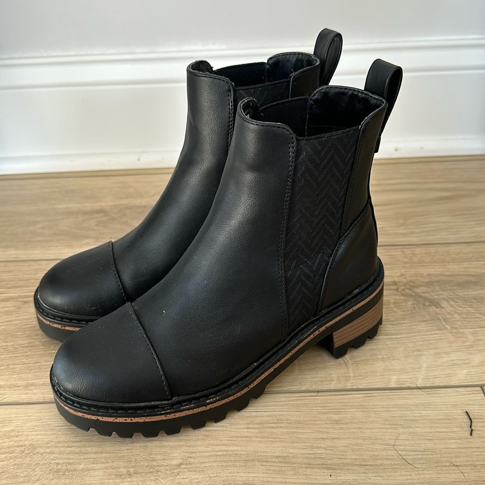 Journee Collection Black Mirette Chelsea Boot Size 6.5